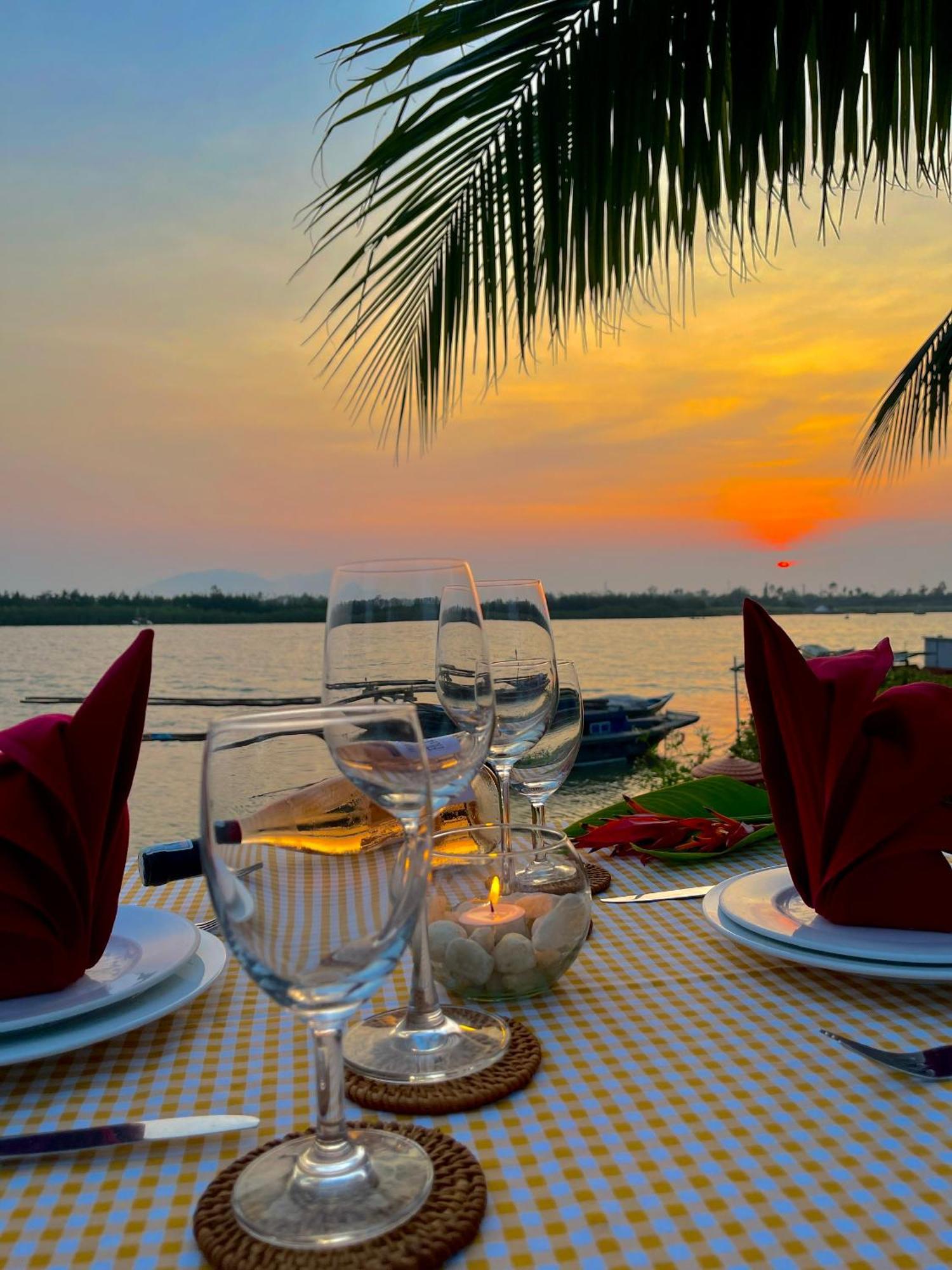Bel Marina Hoi An Resort Exterior foto Sunset at the Riverine Restaurant
