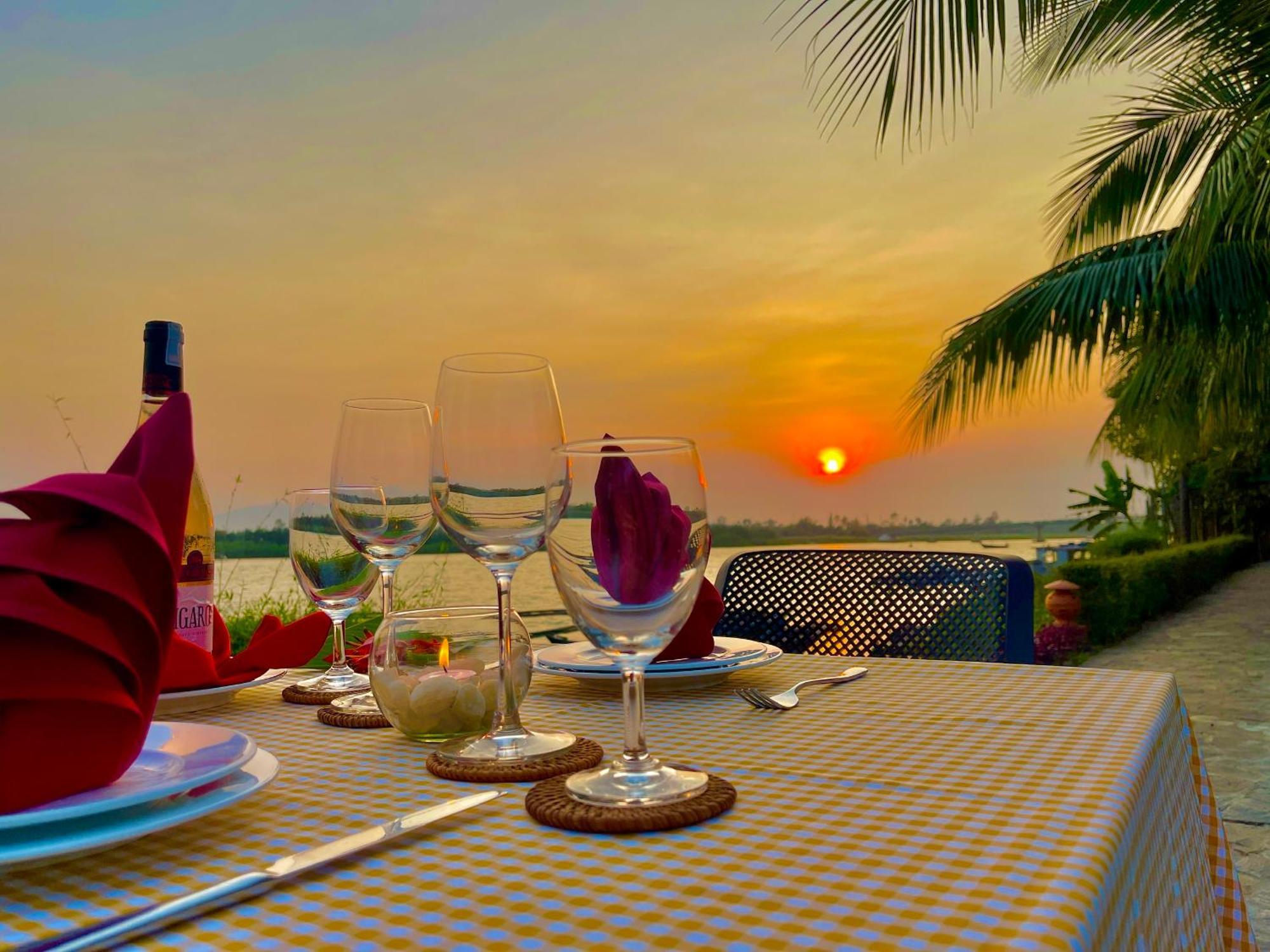 Bel Marina Hoi An Resort Exterior foto Sunset at the Riverine Restaurant