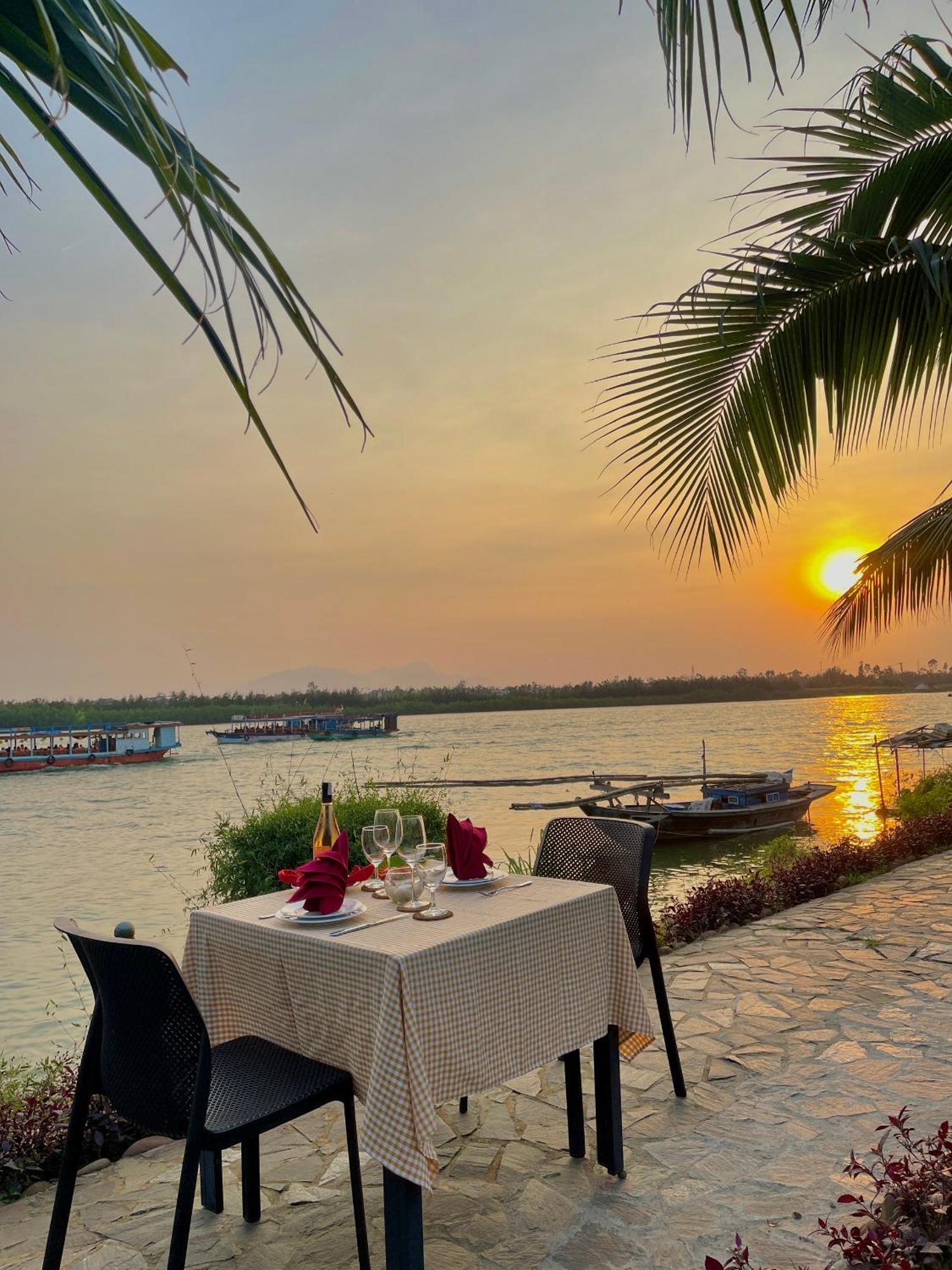 Bel Marina Hoi An Resort Exterior foto Sunset at the Riverine Restaurant