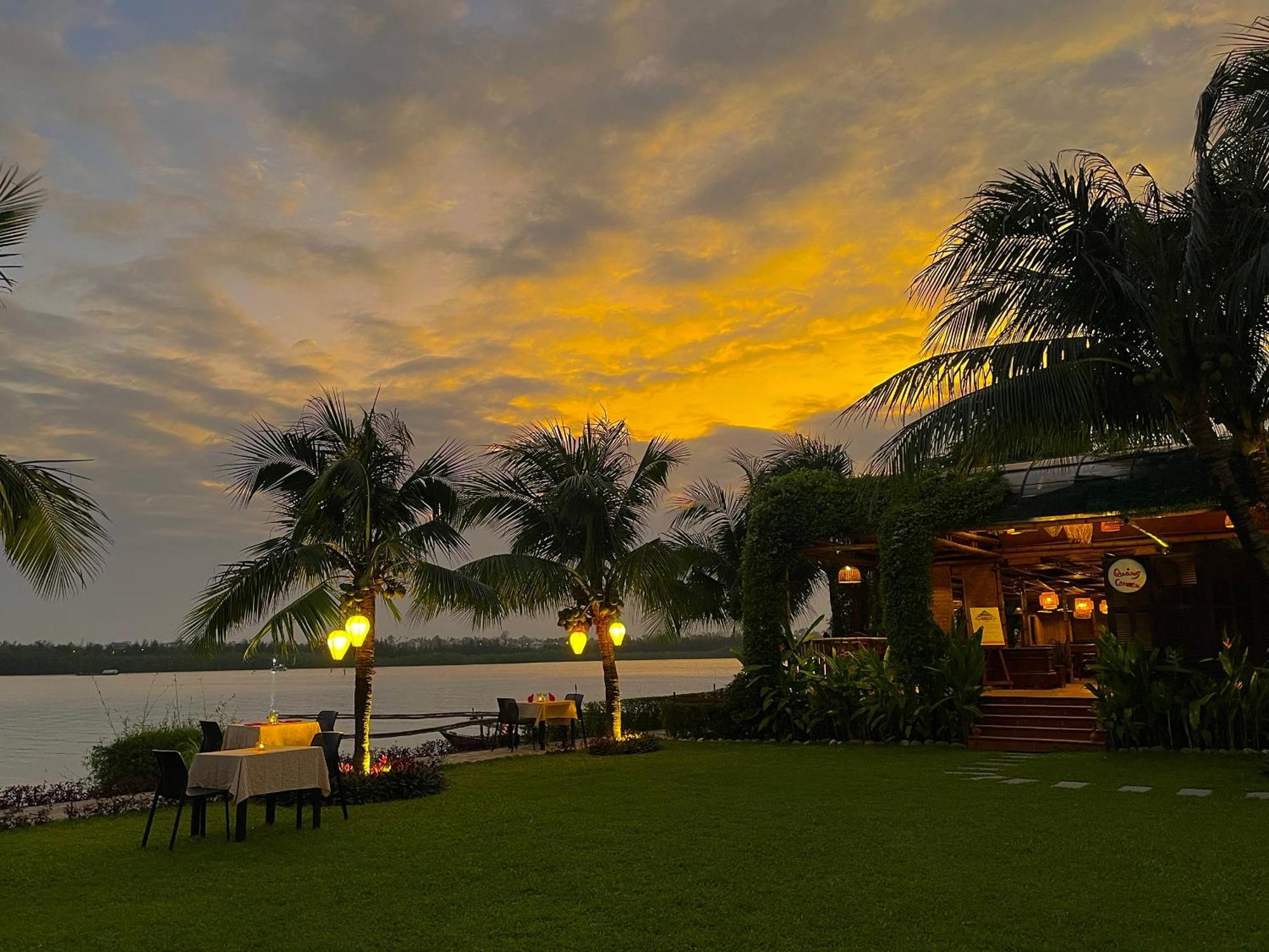 Bel Marina Hoi An Resort Exterior foto Sunset at the Riverview Bar