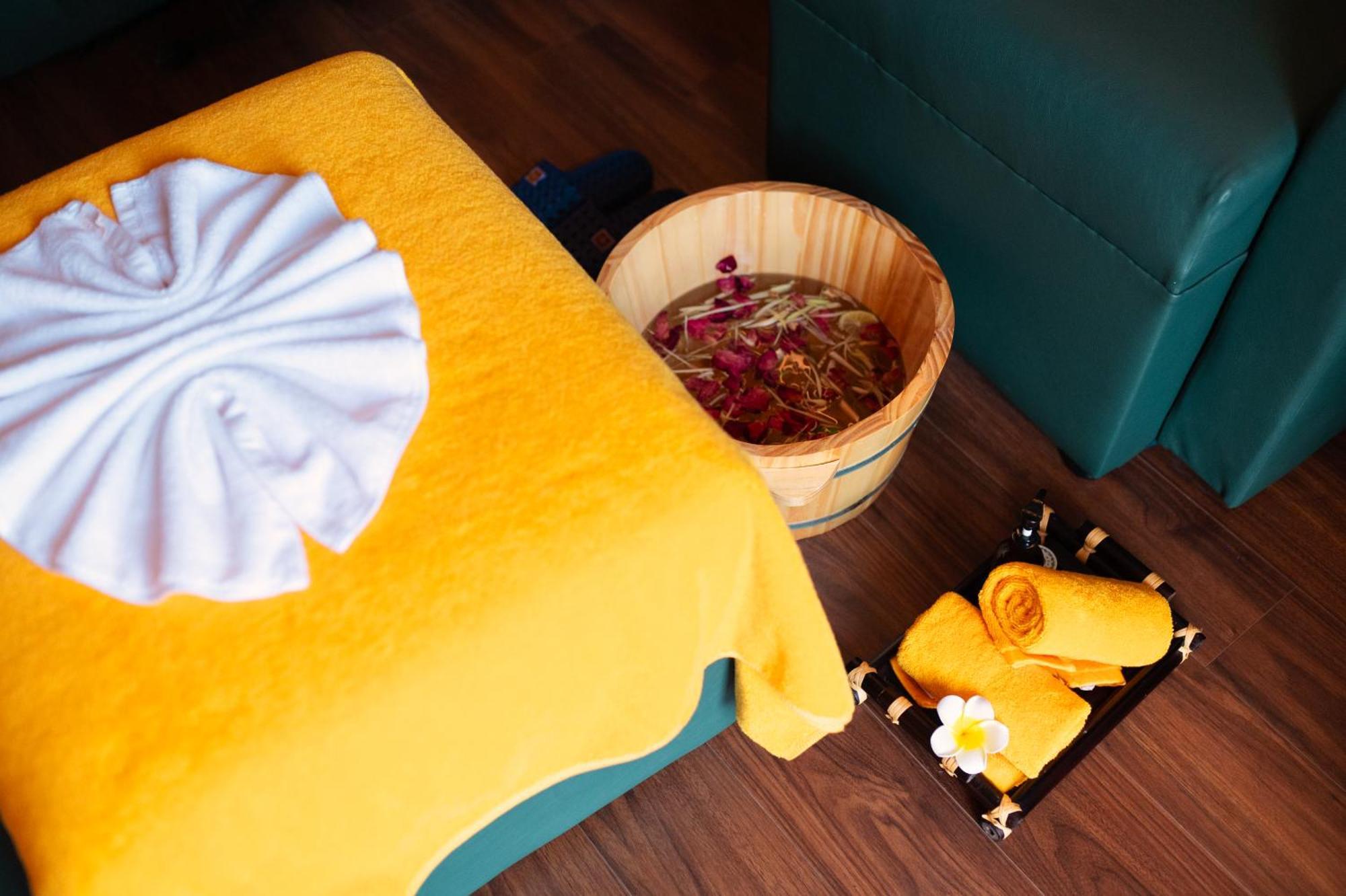 Bel Marina Hoi An Resort Exterior foto A spa treatment
